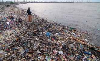 sampah di pantai