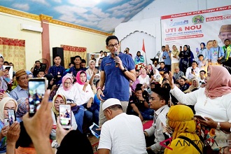 sandiaga uno blusukan