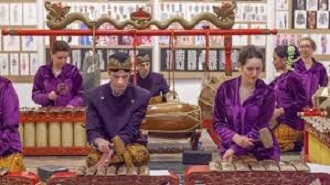 warga russia gamelan