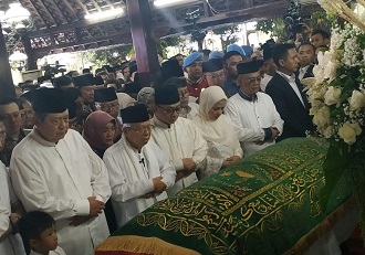 salat jenazah ani yudhoyono